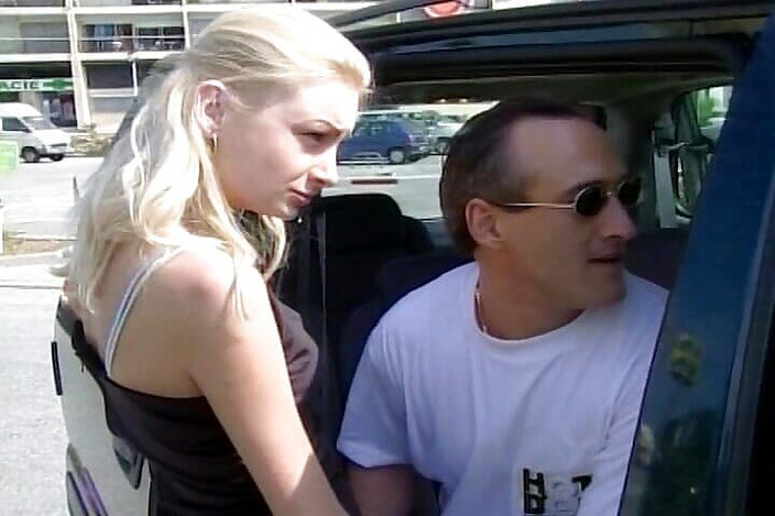 Filles Francaises: Мега гаряча французька блондинка смокче член в машині