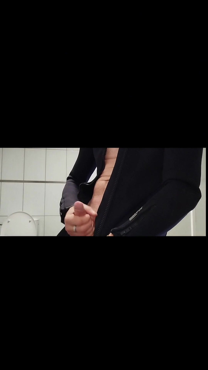 kickerscooter: Nello spogliatoio sorpreso a masturbarsi