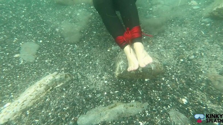 UKCuteGirl Lucy Lauren: Oceánská lanová bondage s ballgag v neoprénu