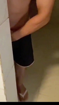 Nevlastní máma v kuchyni je sledována. Najednou uviděla penis svého nevlastního syna a...