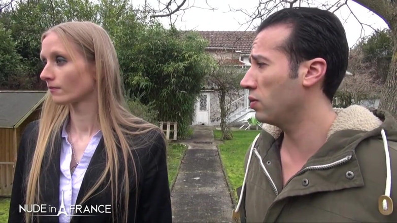 Nude in France: 정원사에게 따먹히는 아름다운 긴 머리의 화려한 금발