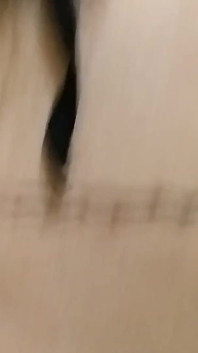 セクシーな赤ちゃんが彼女の熱い猫を指で触れ、性欲の立った姿勢で尿を舐めました熱い乳首のおっぱい乳首面白い