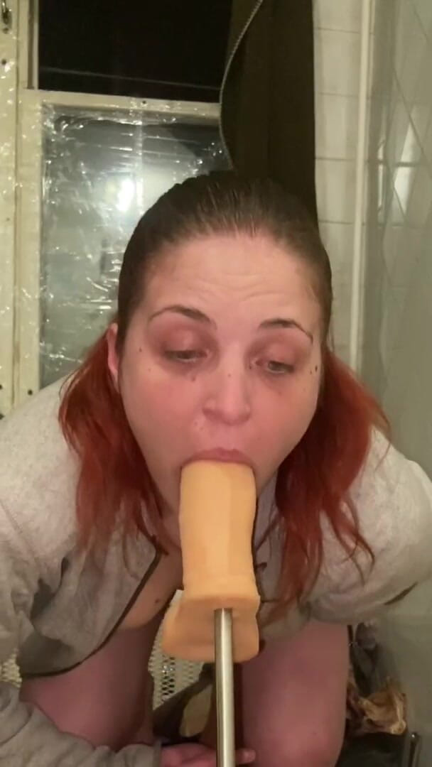 Elena917: deepthroat and spit on face with fuck machine