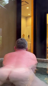 Beberapa keseronokan di tab mandi panas di Fuji Japan