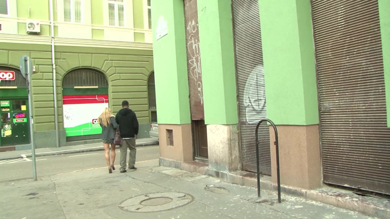 We heart Milfs: Sexy blondýnka Nikky Thorne si strhla růžové punčochy a je...