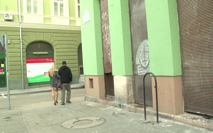 We heart Milfs: Сексуальна блондинка Ніккі Торн зірвала свої рожеві панчохи і трахалася