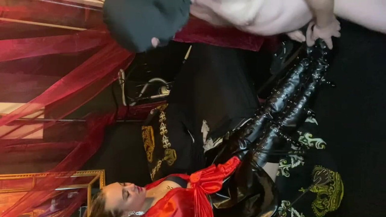 Queen_of_BDSM: ¡Folla mis botas hasta que tus bolas estén vacías!