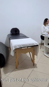 Orta yaşlı seksi kadın anal muayene sırasında proktolog tarafından parmaklanıyor