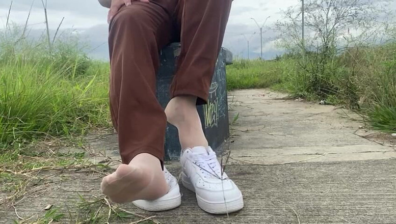 Mr Feet Colombia: DIA MENCUKUR SEPATUNYA DI DEPAN UMUM DAN MENGENAKAN STOKING TIPISNYA