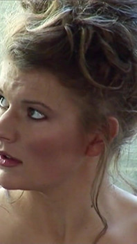 La miLF claudia con grandi tette viene inculata dal figliastro e dall'amico