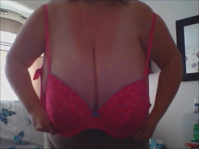 NikNak_BBW: विशालकाय सुन्दर औरत के बड़े स्तन, छोटी ब्रा - 42dd