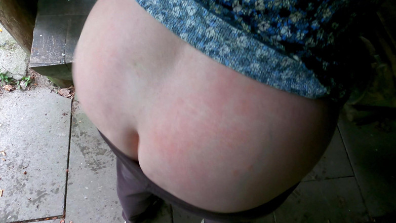 Bouncy Tits Action: Écarte les cuisses sur une table à pique-