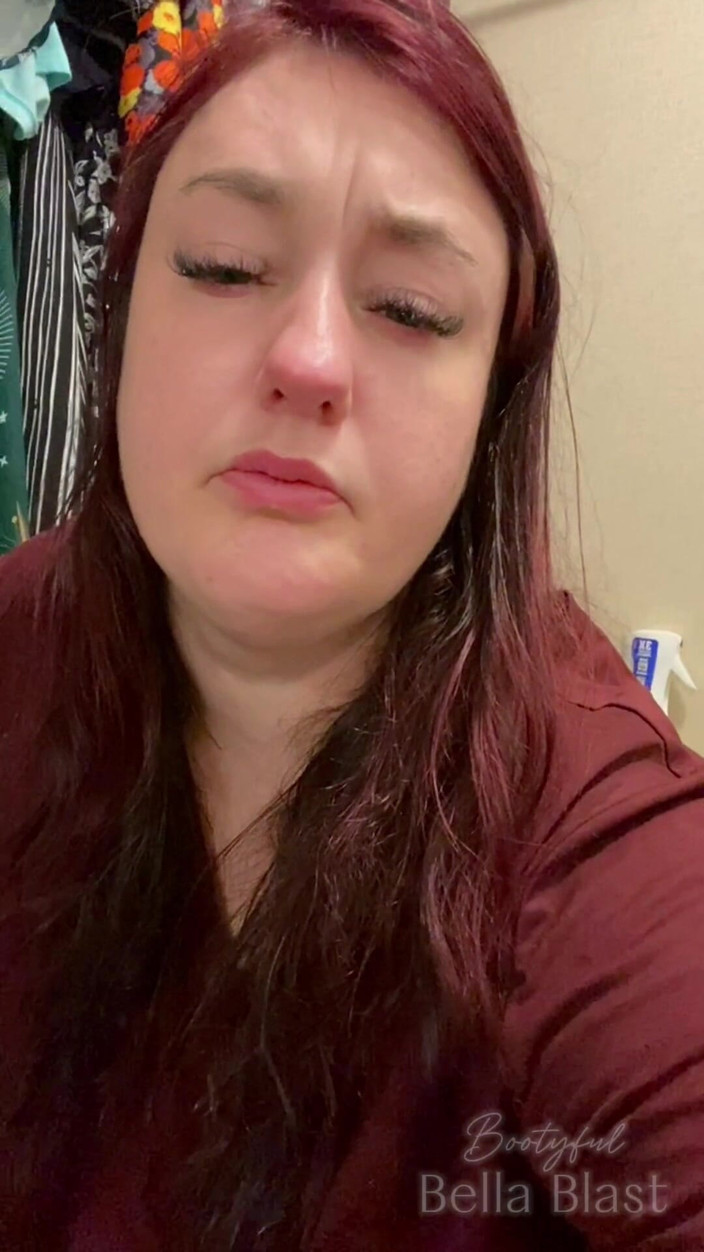 BellaBlast: Зрительный контакт толстушки в туалете с и бревнами в интимном видео от первого лица с Bella Blast