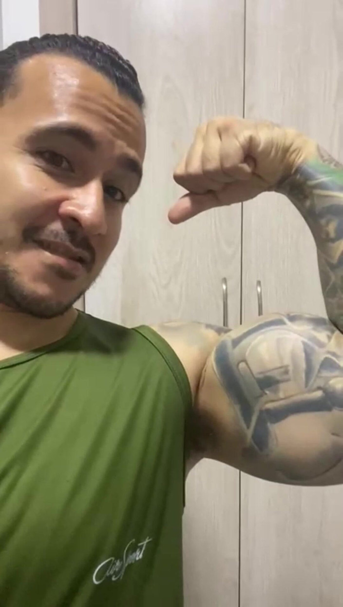 Christian_colombian: Gran Adoración Muscular De Un Latino Super Cachondo