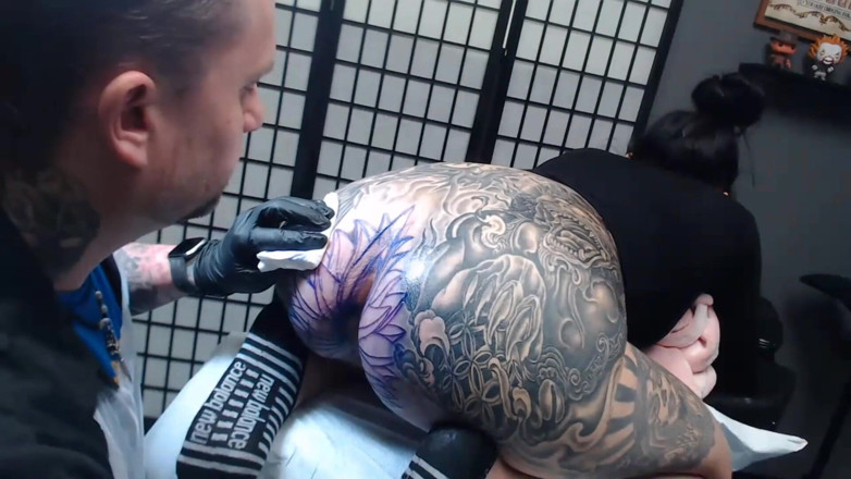 Darcy Diamond: Fazendo tatuagem no cu por 4,5 horas