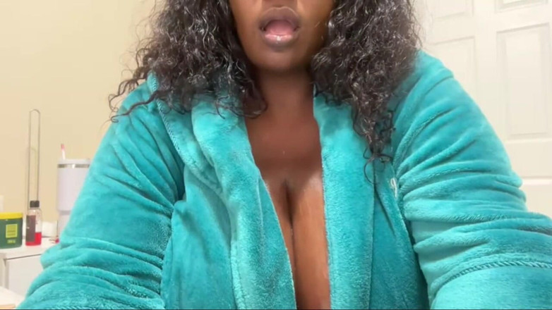 Legendary Booty Overdose: Peituda lactante Ébano SSBBW MILF striptease &amp;masturbação