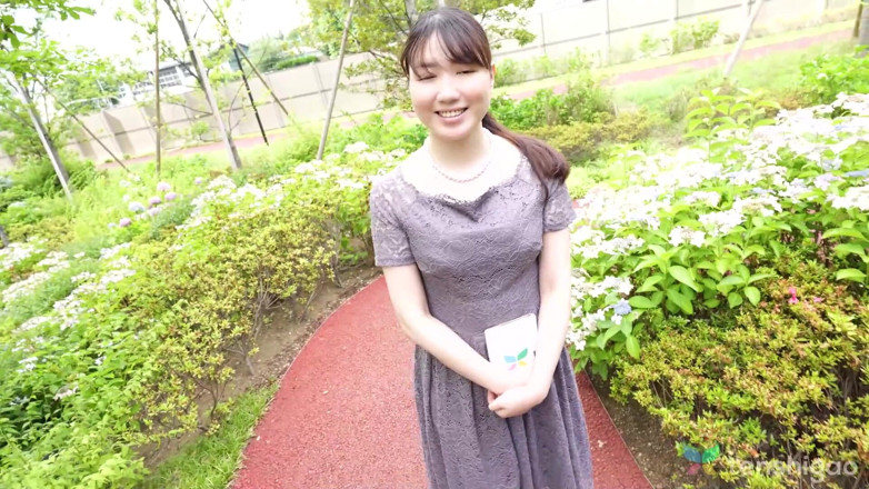Tenshigao: 日本の主婦智子は巨大なおっぱいを持っています