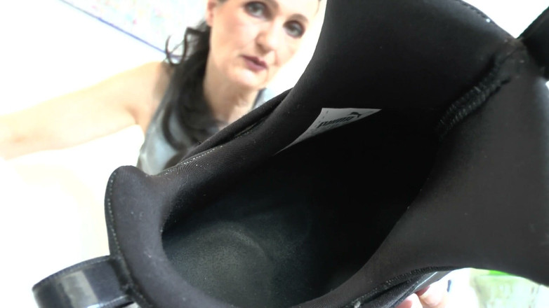 Lady Victoria Valente: Oggi puoi annusare le mie scarpe da ginnastica puzzolenti, Tu...