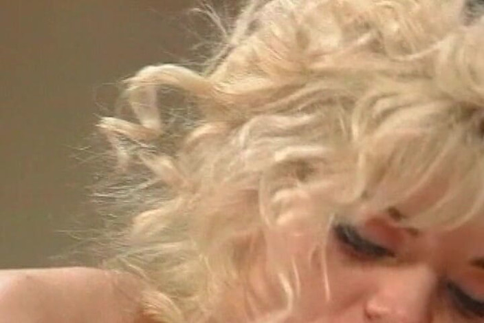 THAGSON RETRO: Sexy blondýnka a brunetka sdílejí tvrdého ptáka s prstěním a...