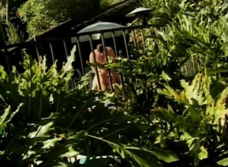 Alfacontent Babes: Una fantastica bionda cavalca il cazzo del suo amante all'aperto
