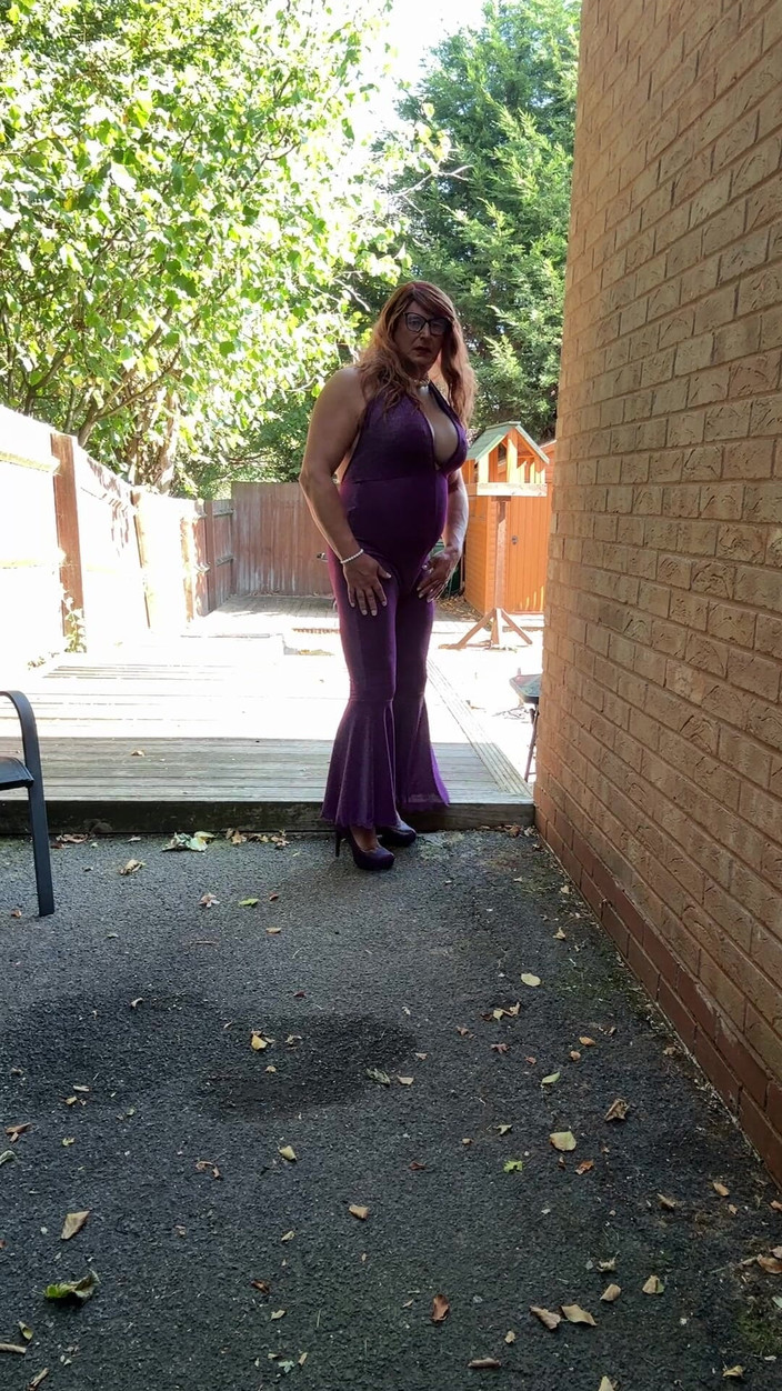 Kellycd2022: बैंगनी कैटसूट और ऊँची एड़ी के जूते में सेक्सी Crossdresser kellycd2022