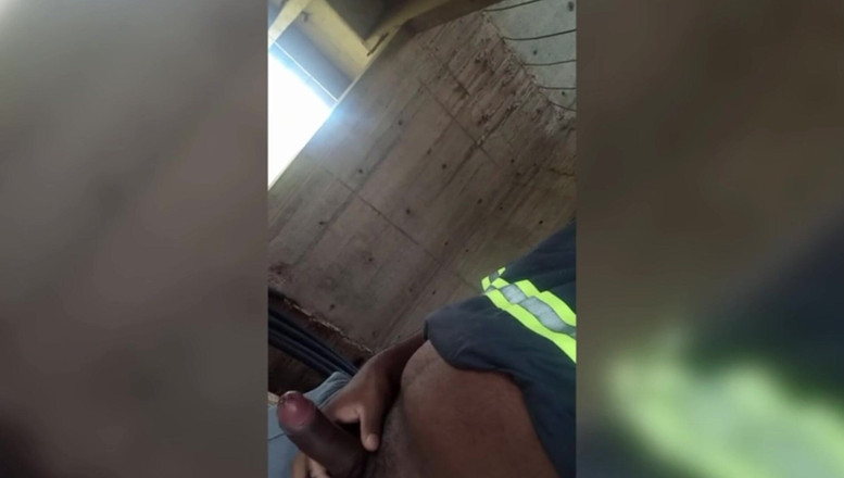 TheBlacKHunterr: Onanerar gömt på jobbet