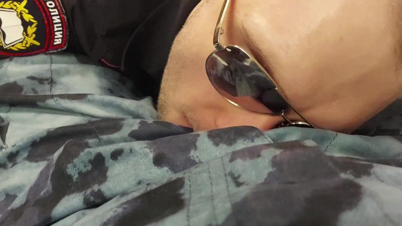 KinkySirius: Doi ofițeri de poliție au pus în scenă un joc de...