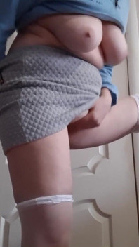 Jag knullar mig i fitta och röv samtidigt så hårt att jag kan höra det smälla
