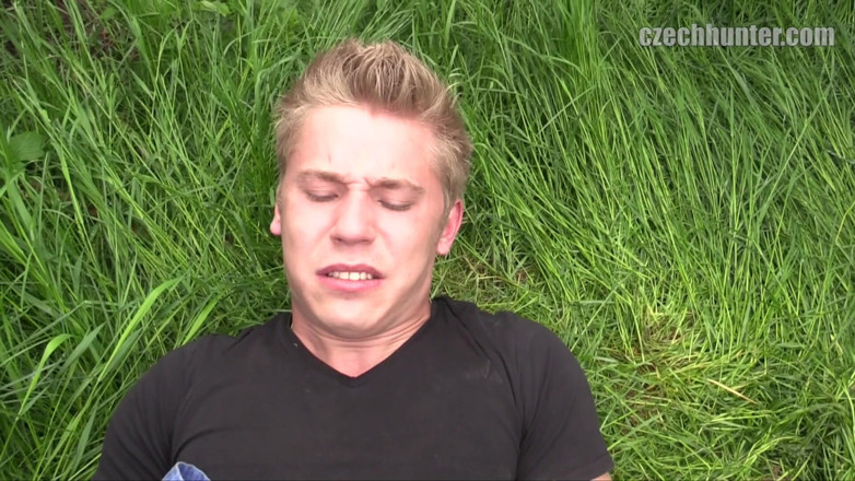 Czech Hunter: Cacciatore ceco - il giovane gay si stava rilassando nel parco...
