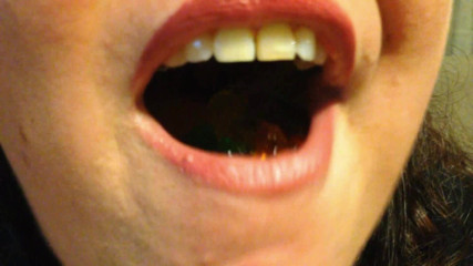 Lily Lipstixxx: L'orso gommoso che mangia