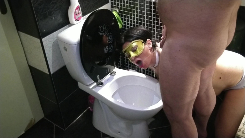 Toilet Mommy: 奴隷痴女の口がトイレとして役立った