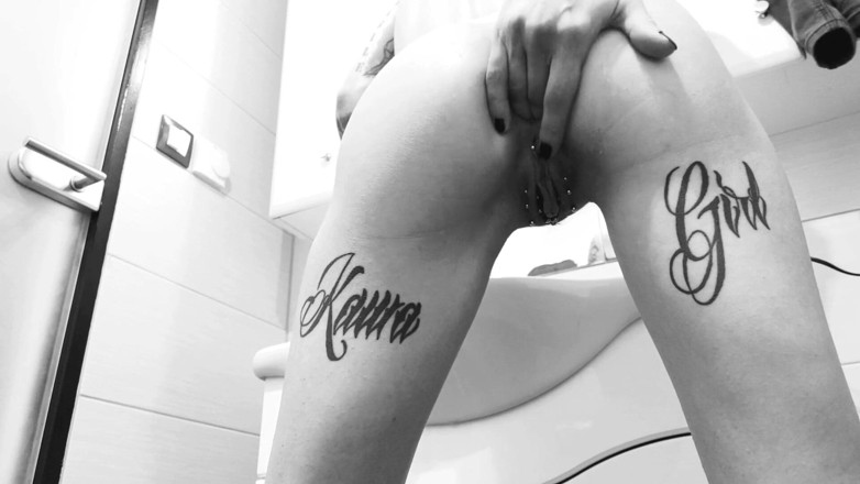 InkedKawaGirl: Крихітна дупа пестить себе пальцями