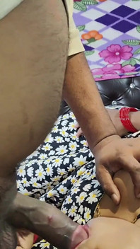 Cumnatul și-a convins cumnata drăguță, a făcut-o să-i sugă pula și a făcut sex cu ea