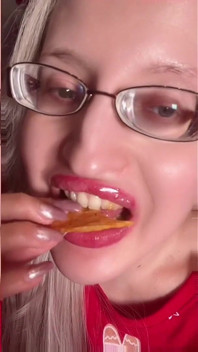 Asmr lupínky lízající brambory, poslech ve sluchátkách