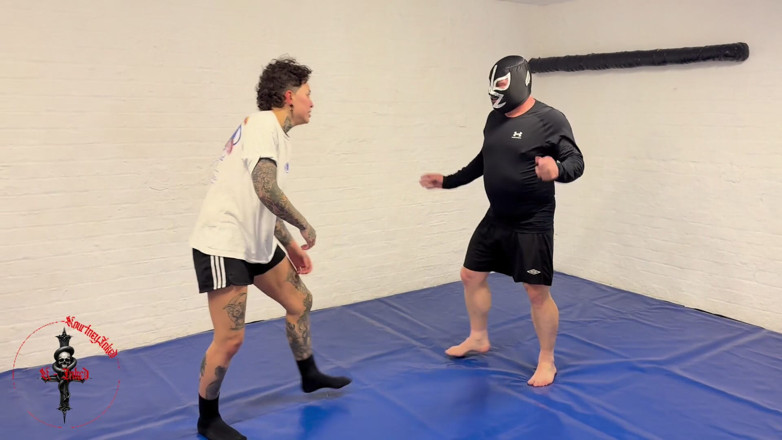 She Wrestle: Kourtneyinked zmaga się z żałosną facetem