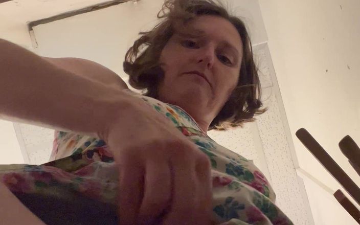 MistressWriggler: स्टार्क बोल्लॉक नए कपड़ों की कोशिश करते हुए सार्वजनिक रूप से नग्न। 2 का भाग 2.