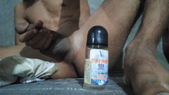 Anna Deo: 当只有我在家里时，射在美丽的屁股上。大瓶子在我紧致的屁股里。