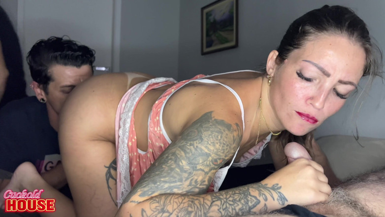 CuckoldHouse: Tato sexy blondýnka se probudila nadržená jako čert, se 3 muži připraveni...