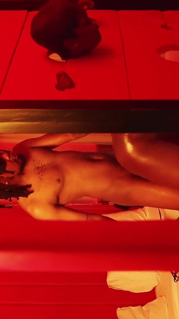 THEKENYANXXX: Kırmızı oda harikalığı devam ediyor, o şimdi benim kölem