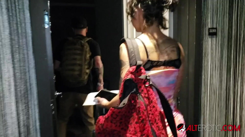 Alt Erotic: Genevieve Sinn cavalca un cazzo prima di farsi tatuare la...