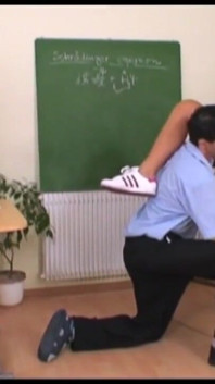 Sexo en el aula con chicas muy cachondas ansiosas de pollas duras 10