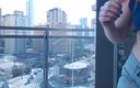 Veronika Vonk: Gorąca dziewczyna gamer ubrana miga na balkonie na zewnątrz