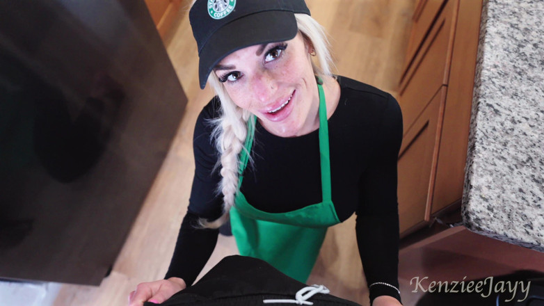 Kenziee Jayy: 巨乳スターバックスのバリスタがBBC中に潮吹きし、シフト中に精液を飲み込みます!!