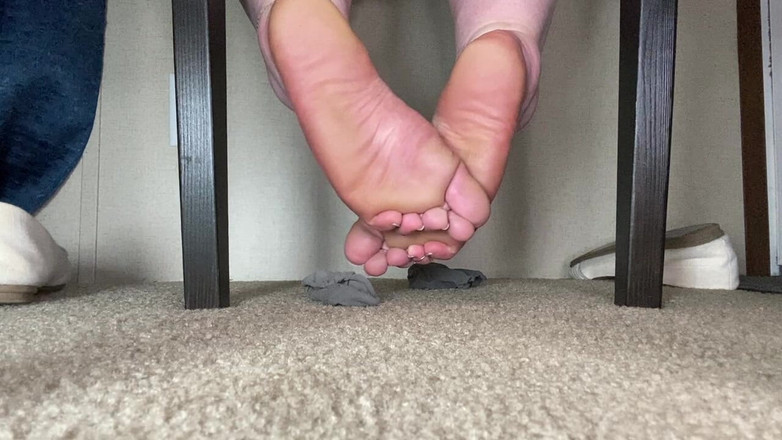 BellaBlast: Büyük ayaklar- kaldırma ayakkabı ve çorapların sandalye altında görünümü