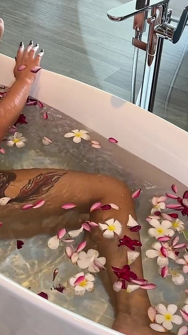 Luna Berg: Bain De Fleurs: Une MILF Nue Se Masturbe Parmi Les...