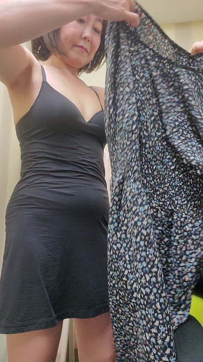 Mayumi Kanzaki: Waiting Room for Photo Shoot #1