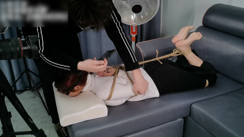 Asian bondage: การถูกมัดอย่างเข้มงวดของเด็กหญิงเท้าเปล่า เล่นกับเท้าเปล่าของเธอ