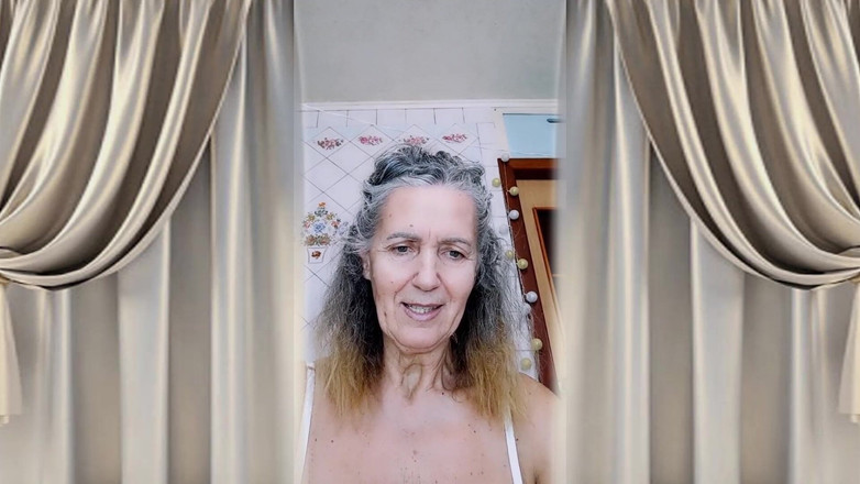 Lukerya: Casalinga Bollente Lukerya in Cucina in Lingerie Bianca.