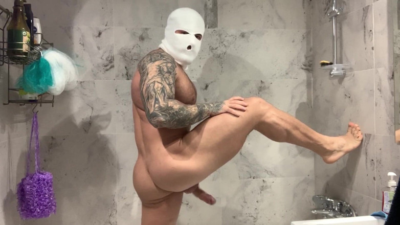Maximus Barmin: Muscoli mascherati in doccia