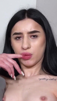 Nowa ciasna brunetka Elizamars jest tutaj, aby bawić